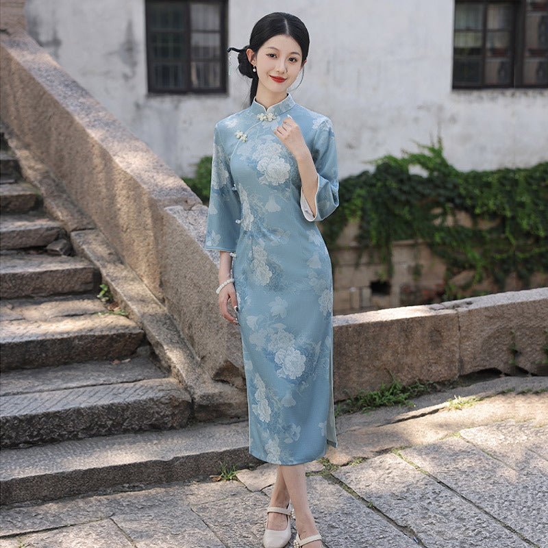 优雅的蓝色碎花旗袍——完美契合传统汉服风格