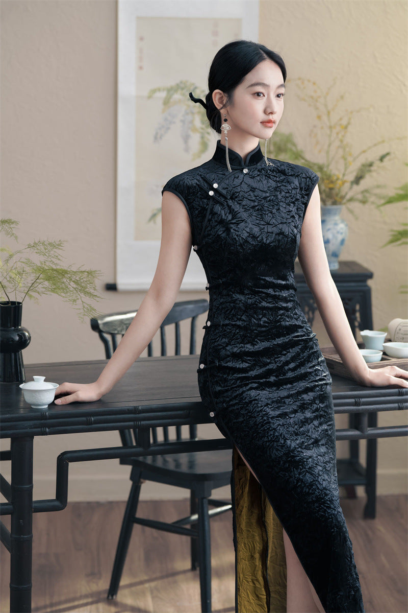 Black Vintage Ripple-Textured Qipao | Slim Long Cap-Sleeve Cheongsam
