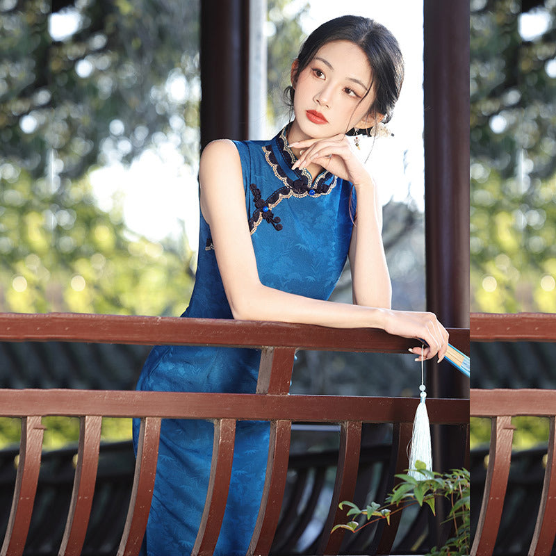Elegant Floral Embroidered Sleeveless Cheongsam – Classic Chinese Qipao Dress
