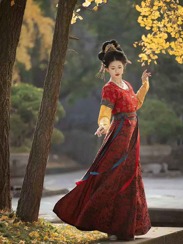 优雅红色花卉图案汉服配腰带
