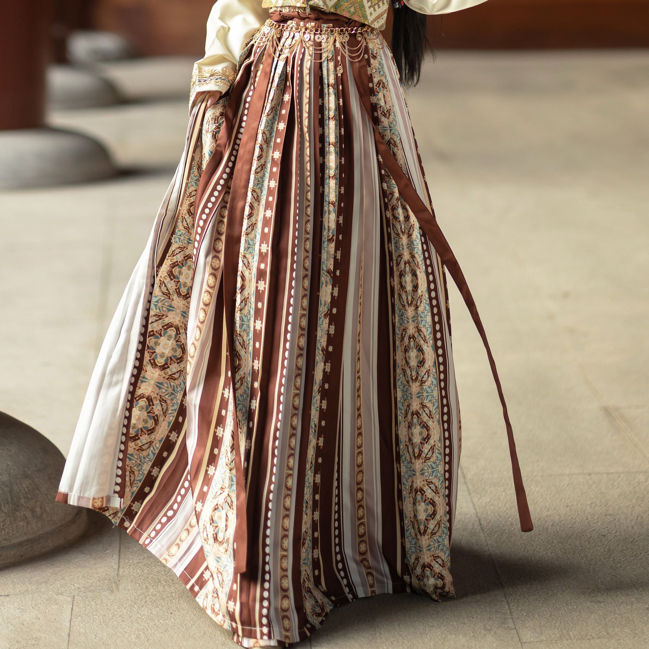 Elegant Traditional Chinese Hanfu with Floral Patterns and Embroidered Sleeves