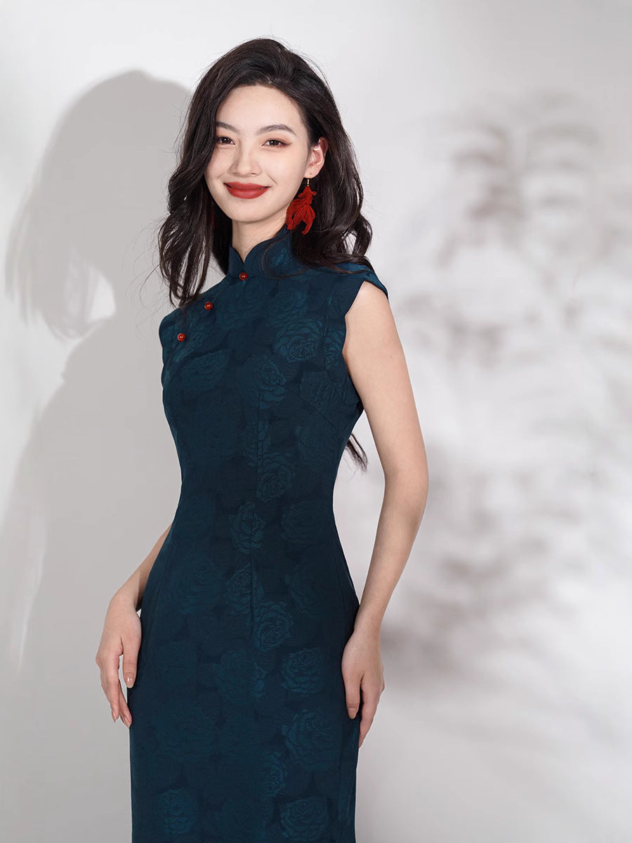 Elegant Dark Green Floral Brocade Qipao – Sleeveless Mandarin Collar Cheongsam Dress
