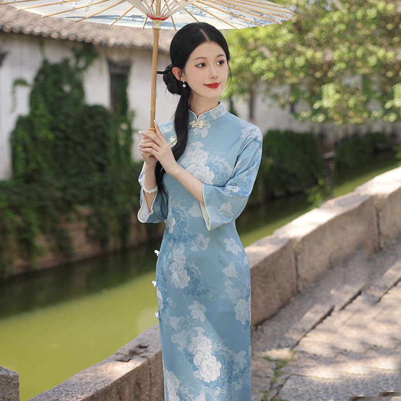 优雅的蓝色碎花旗袍——完美契合传统汉服风格
