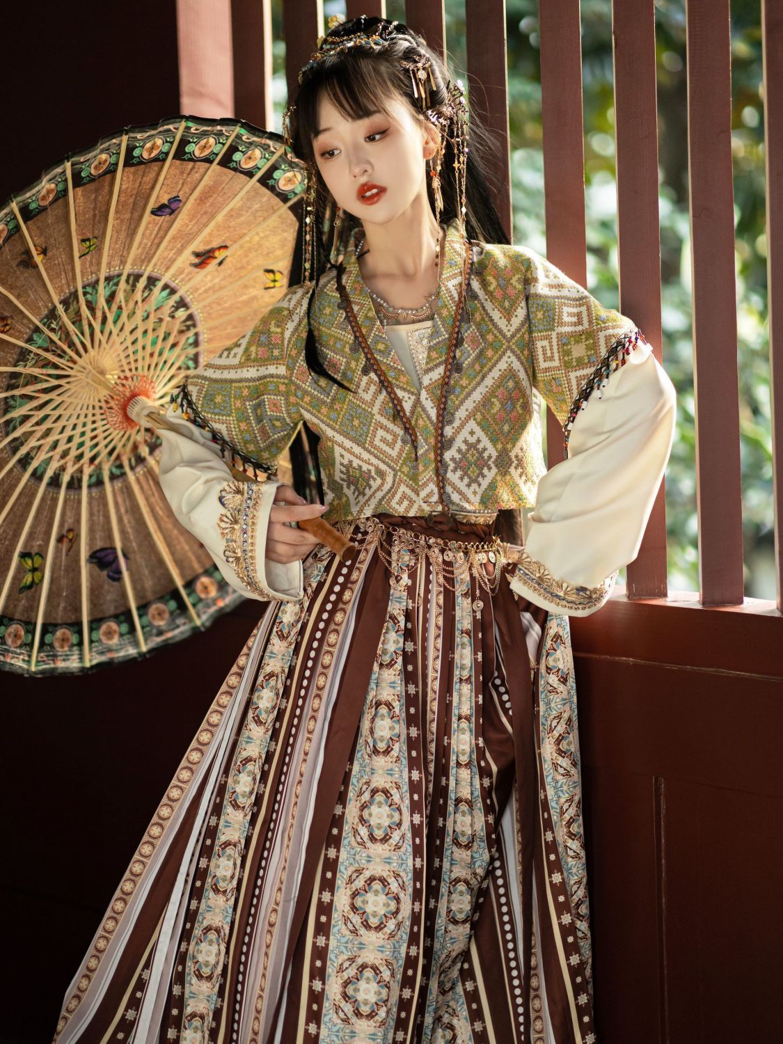 Elegant Traditional Chinese Hanfu with Floral Patterns and Embroidered Sleeves