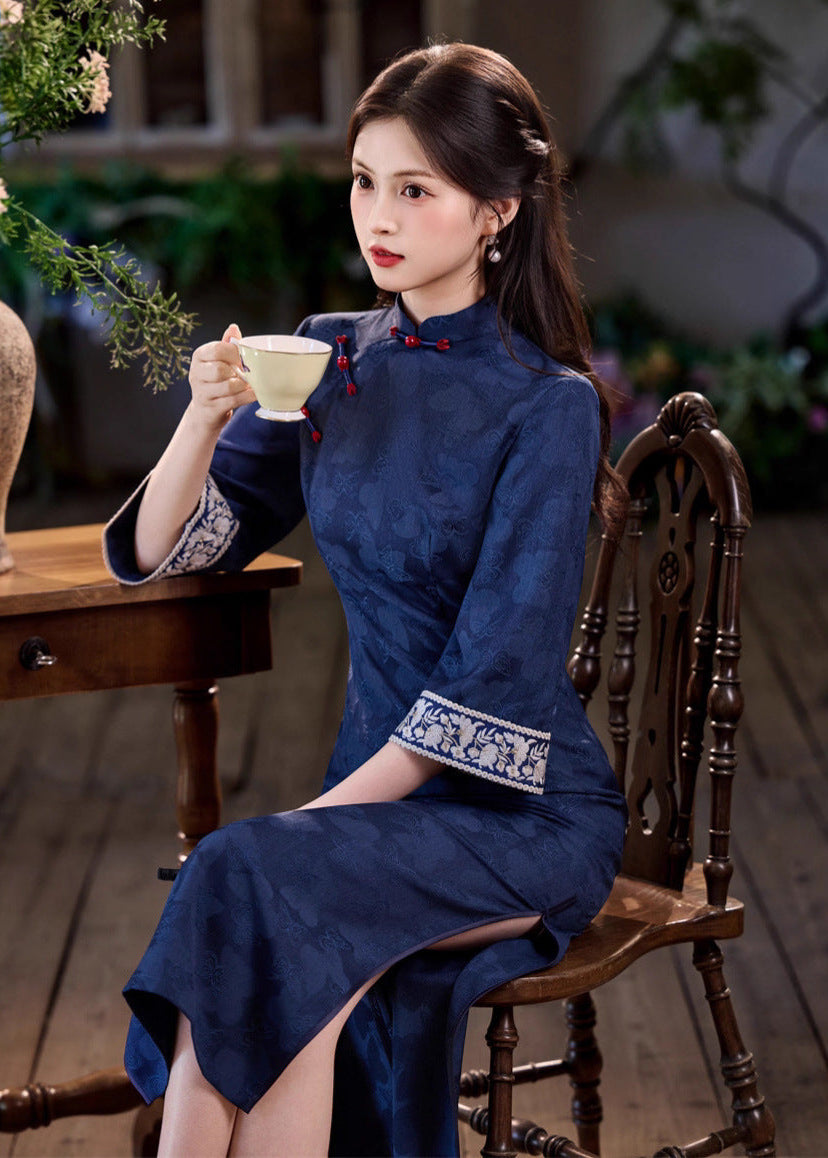 优雅的蓝绿色中式旗袍,复古长款喇叭袖旗袍,适合汉服造型