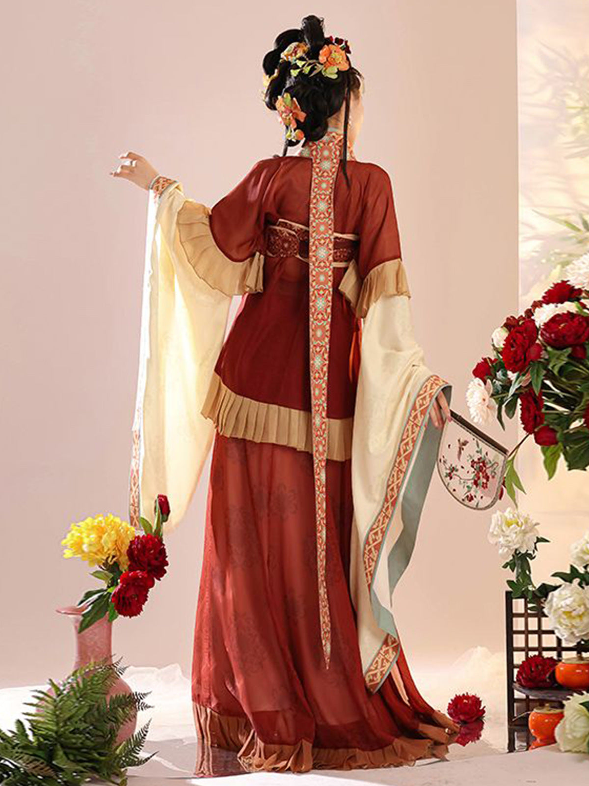 Elegant Chinese Hanfu Dress with Embroidered Robe and Flowing Skirt – Traditional Vintage Style