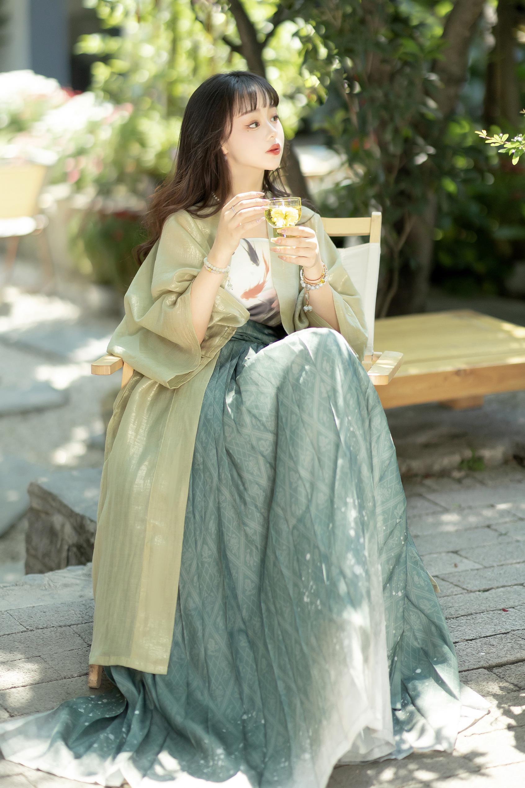 Elegant Green Hanfu Dress with Floral Embroidery for Traditional Occasions