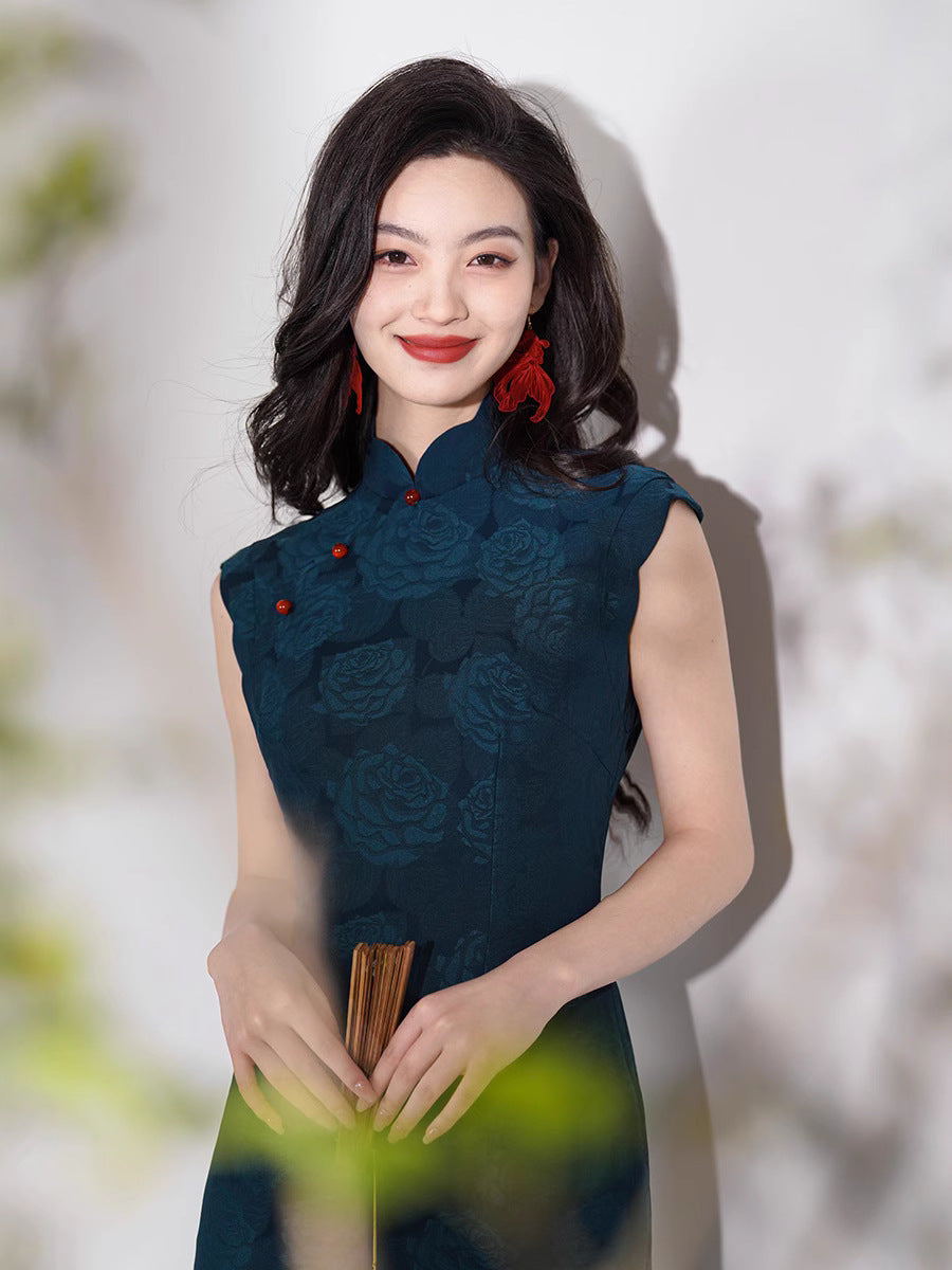 Elegant Dark Green Floral Brocade Qipao – Sleeveless Mandarin Collar Cheongsam Dress