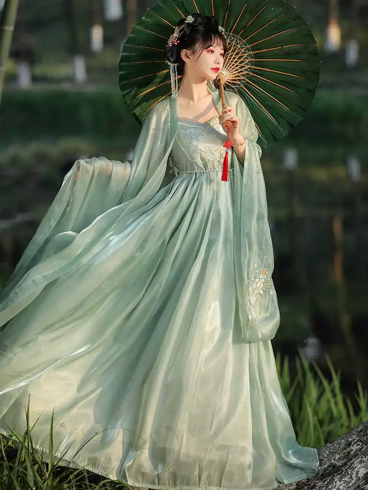 Elegant Flowing Hanfu Dress – Traditional Chinese Fairy Style Embroidered Gown