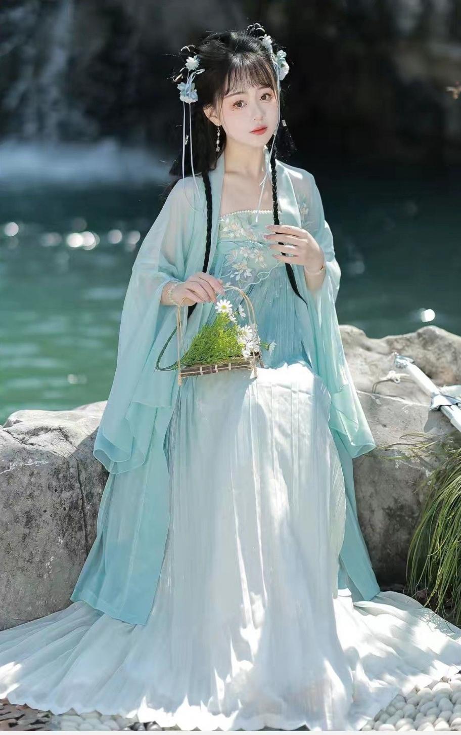 Elegant Gradient Flowing Hanfu Dress – Traditional Chinese Style with Ethereal Design