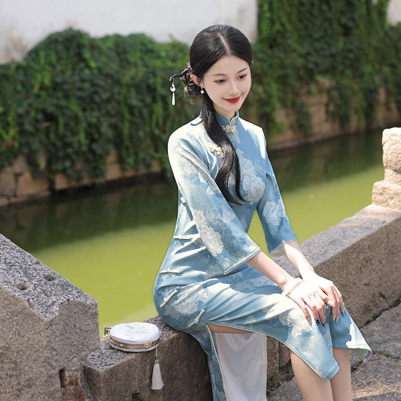 优雅的蓝色碎花旗袍——完美契合传统汉服风格