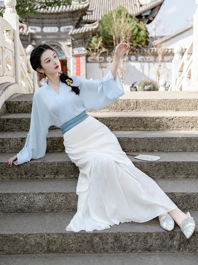 Elegant Hanfu-Inspired Chiffon Blouse & Layered Skirt Set – Traditional Yet Modern Look