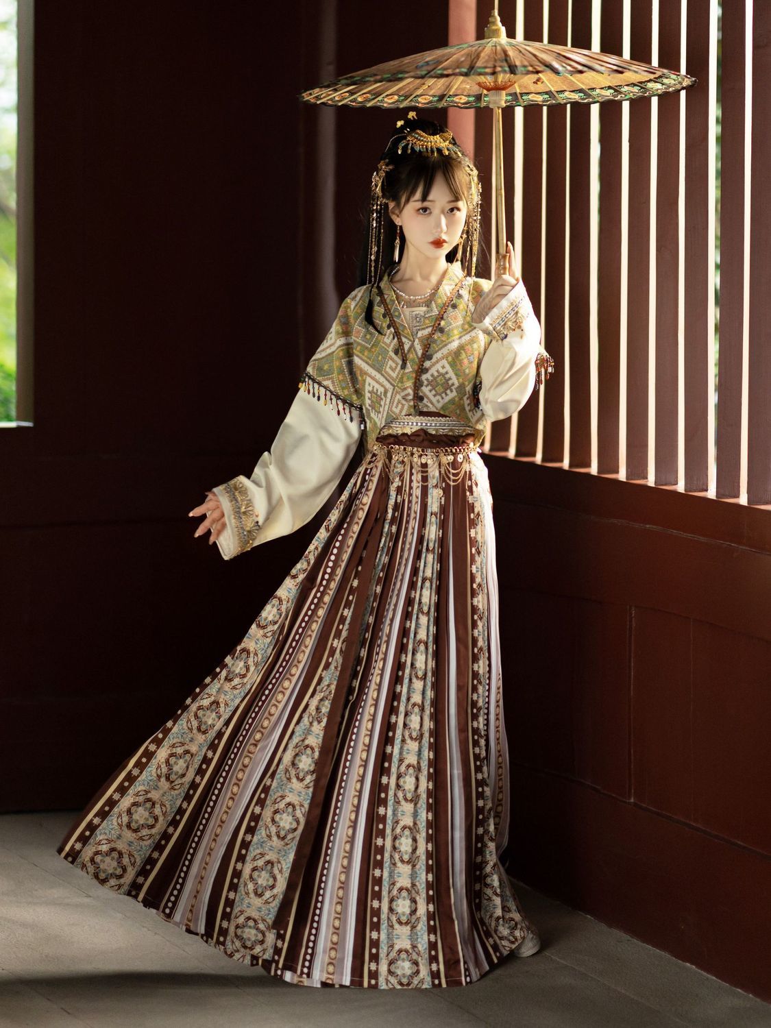 Elegant Traditional Chinese Hanfu with Floral Patterns and Embroidered Sleeves