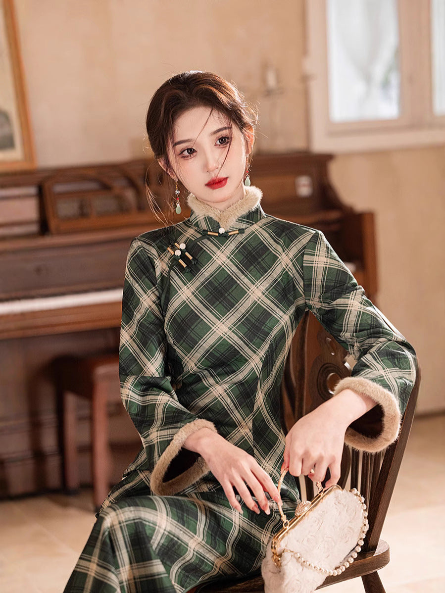 Green Chinese Long Sleeve Cheongsam Dress with Golden Cuffs