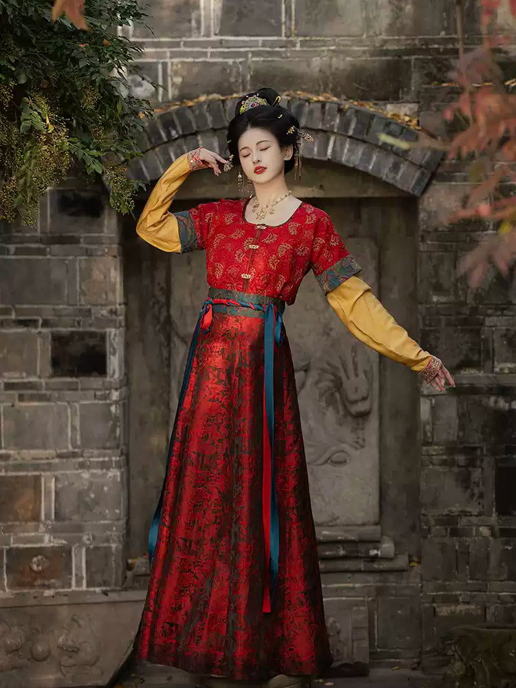 优雅红色花卉图案汉服配腰带