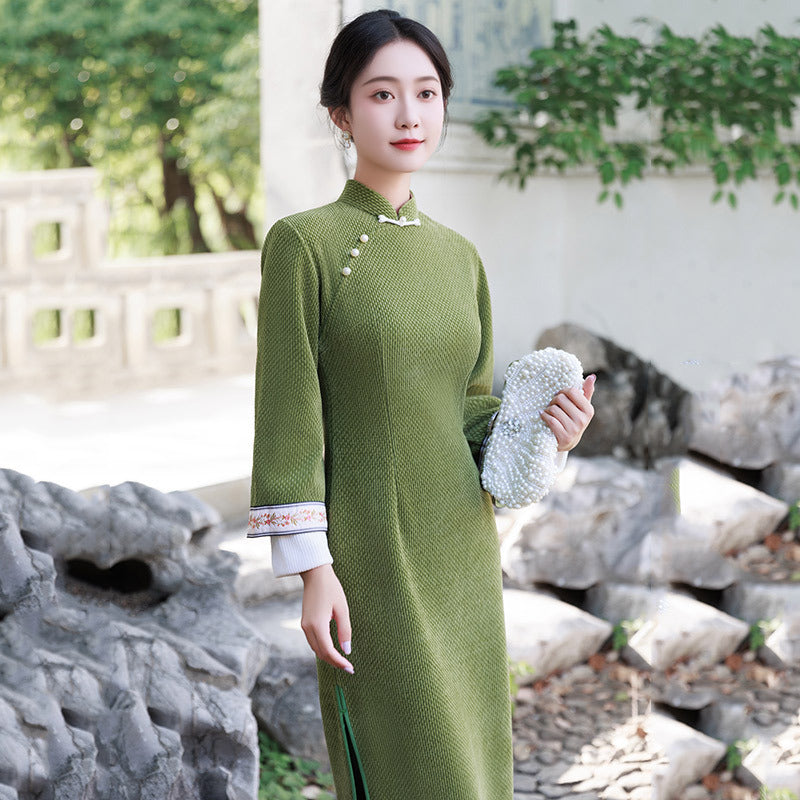 优雅传统汉服——复古中国风花卉刺绣旗袍