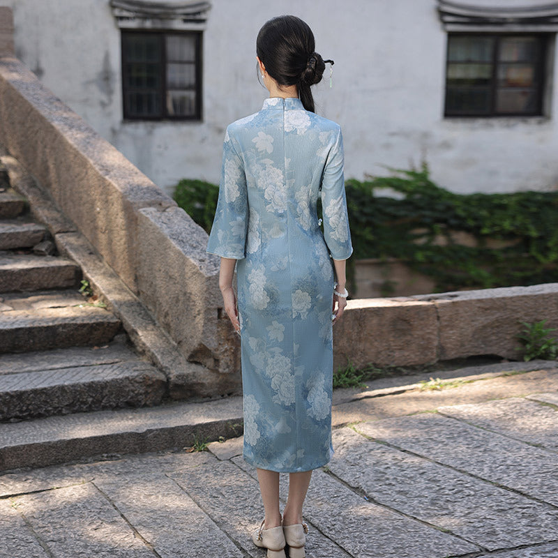 优雅的蓝色碎花旗袍——完美契合传统汉服风格