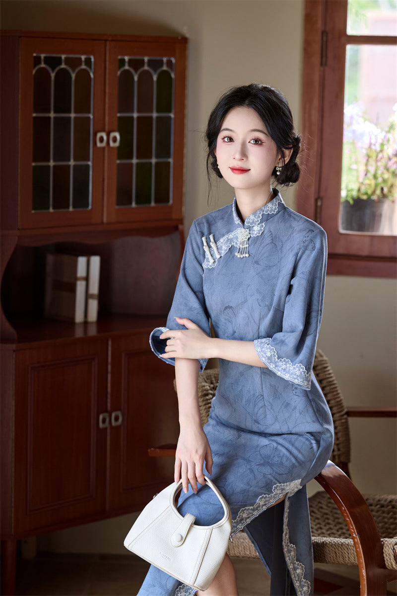 优雅的蓝绿色中式旗袍,复古长款喇叭袖旗袍,适合汉服造型