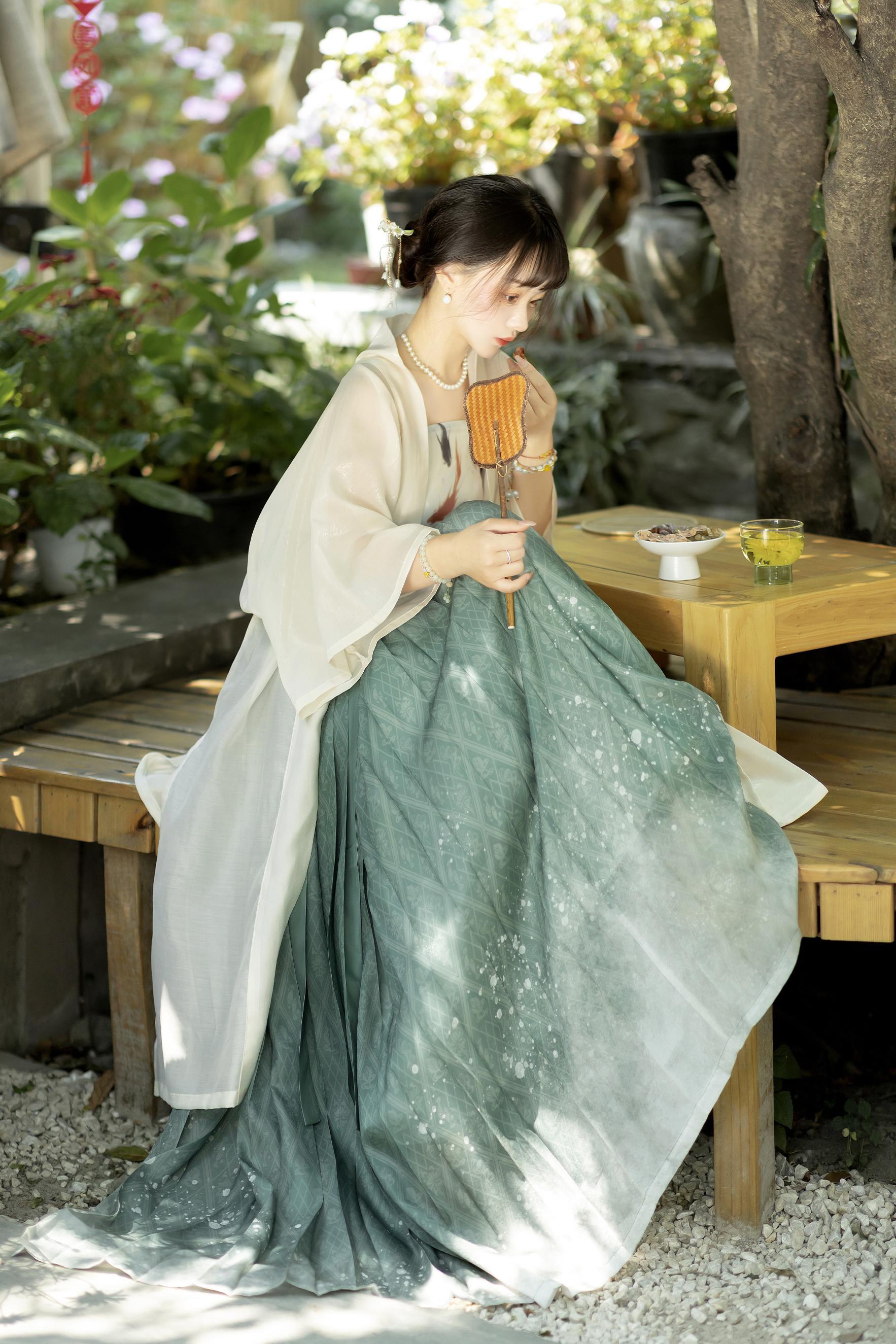 Elegant Pleated Green Hanfu Dress for Women - Traditional Chinese Ancient Style