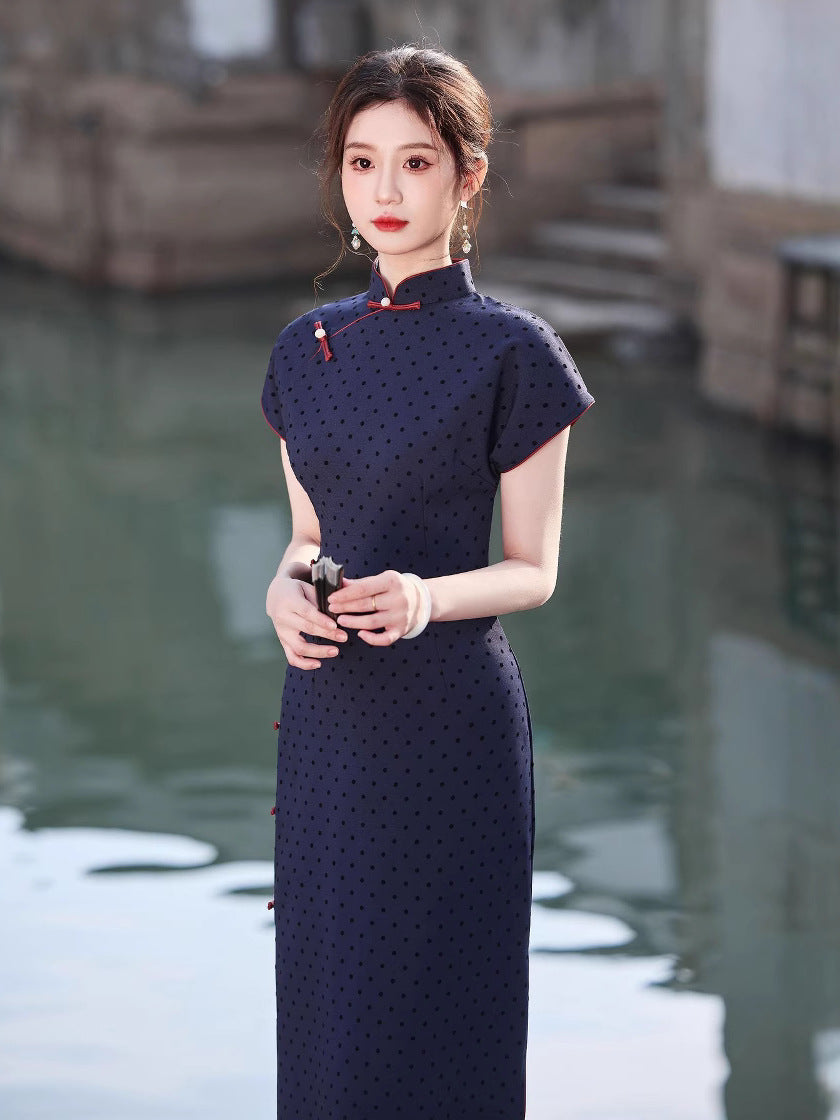 优雅黑金刺绣旗袍 - 无袖高开衩旗袍,适合特殊场合