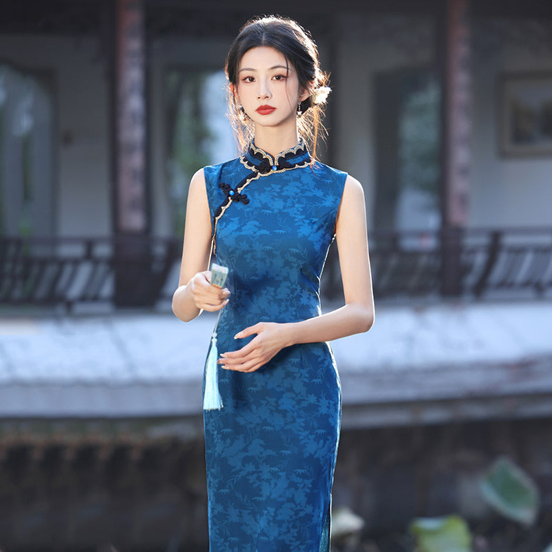Elegant Floral Embroidered Sleeveless Cheongsam – Classic Chinese Qipao Dress