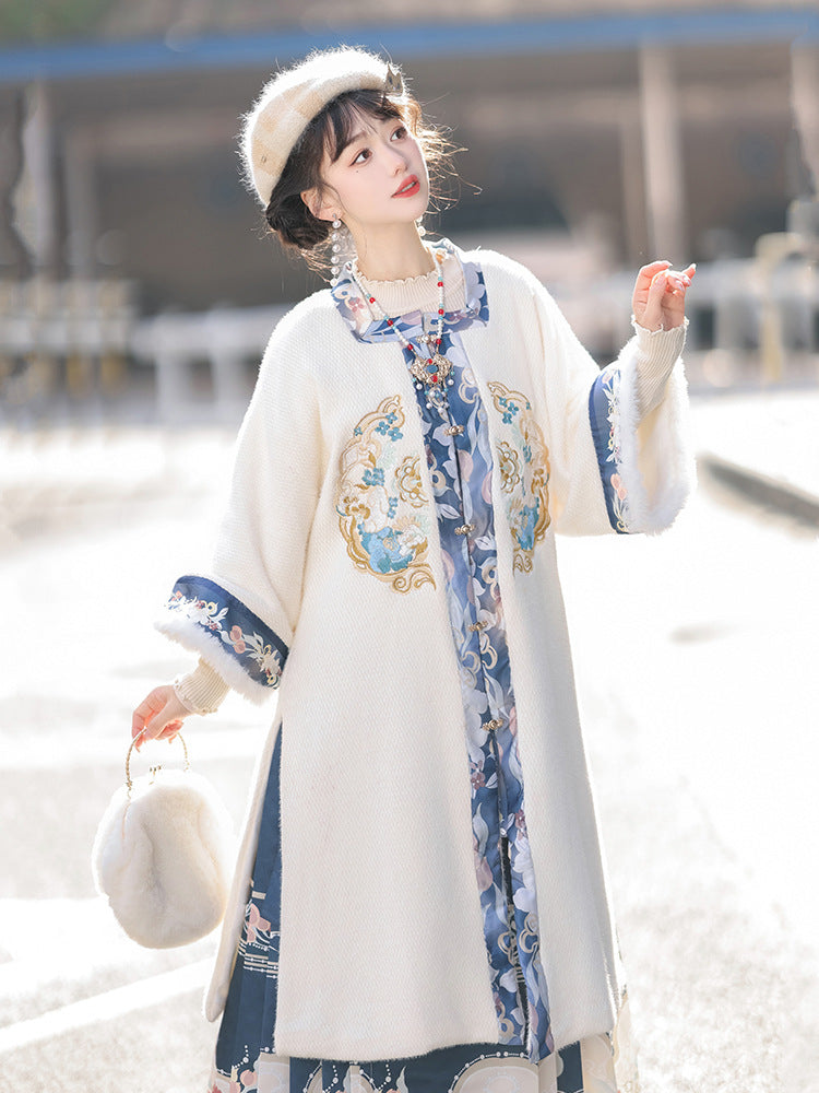 Elegant Embroidered Hanfu Wool Coat with Fur Trim – Traditional Chinese Winter Overcoat