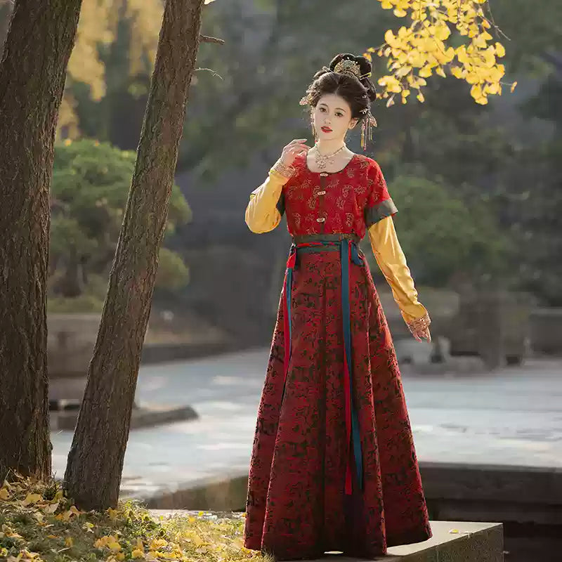 优雅红色花卉图案汉服配腰带