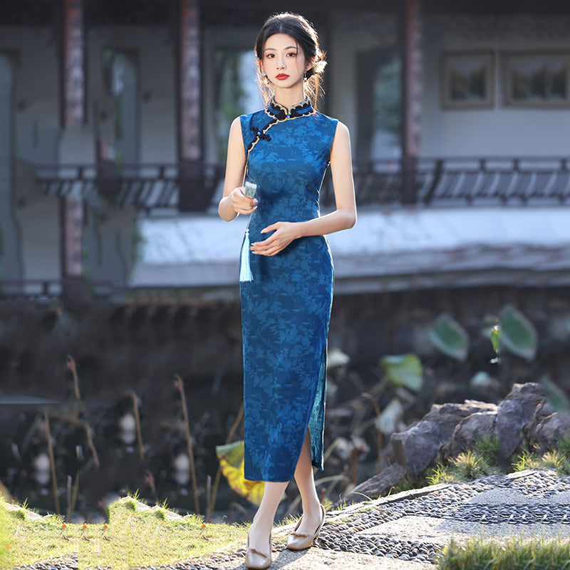 Elegant Floral Embroidered Sleeveless Cheongsam – Classic Chinese Qipao Dress