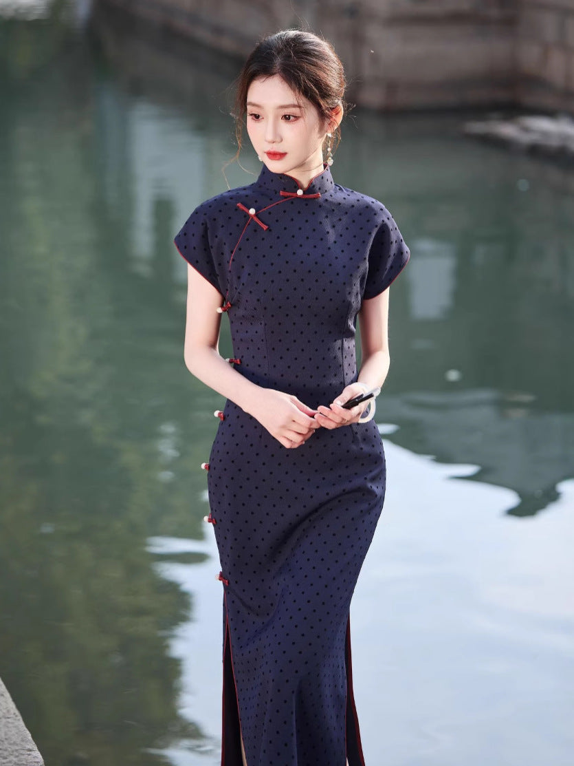 优雅黑金刺绣旗袍 - 无袖高开衩旗袍,适合特殊场合