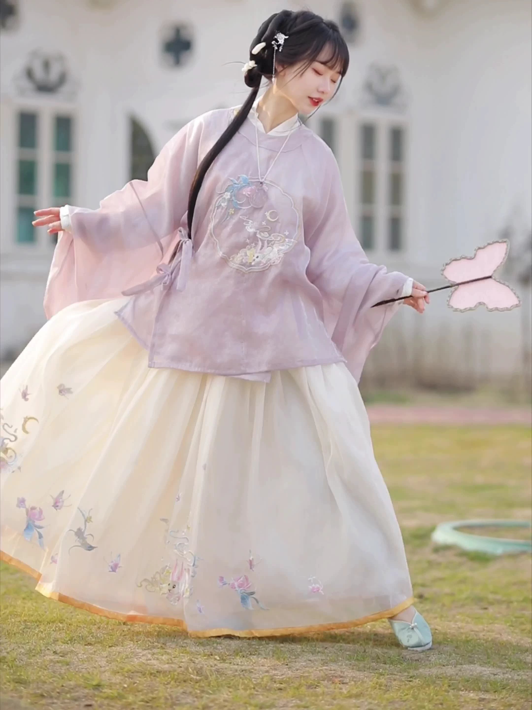 Elegant Embroidered Hanfu Set – Traditional Chinese Flowing Sleeves Outfit