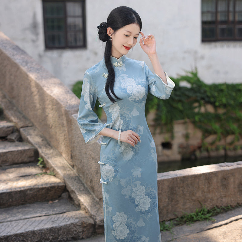 优雅的蓝色碎花旗袍——完美契合传统汉服风格