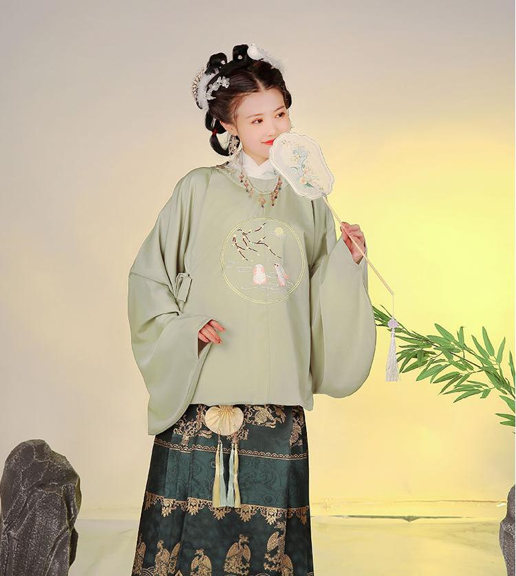 Elegant Embroidered Hanfu Set – Traditional Chinese Robe & Skirt for Women