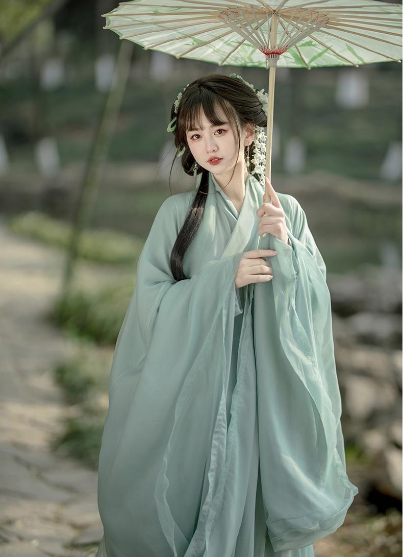 Elegant Flowing Traditional Chinese Hanfu Dress – Graceful Bamboo Green Ancient Style Gown