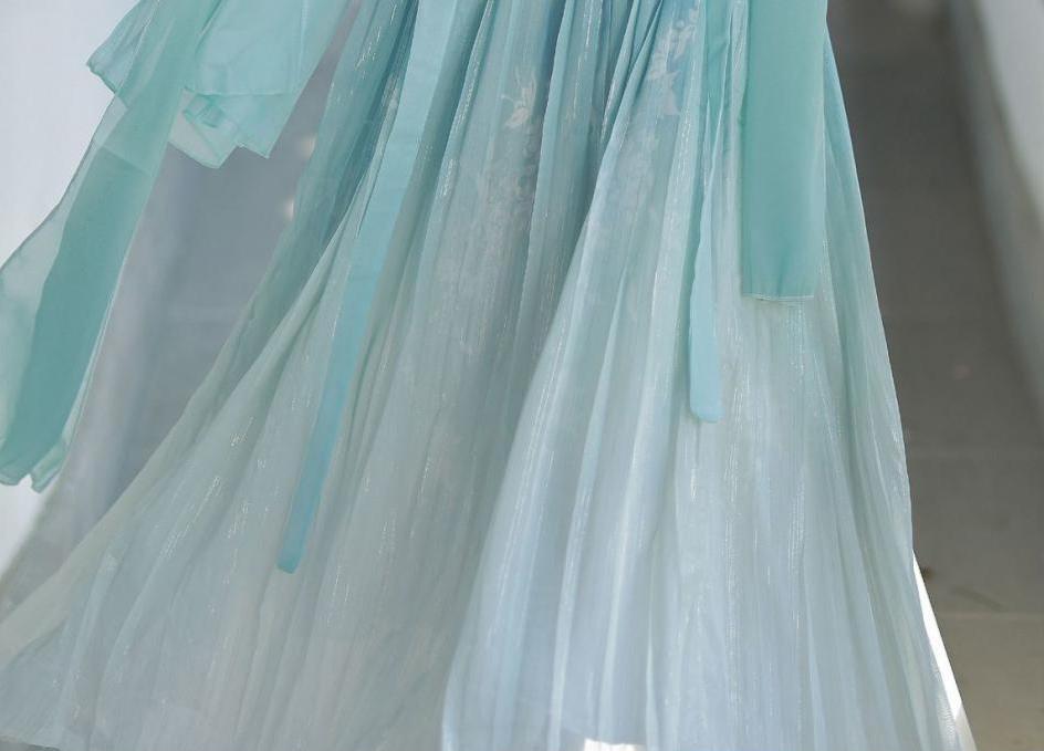 Elegant Gradient Flowing Hanfu Dress – Traditional Chinese Style with Ethereal Design