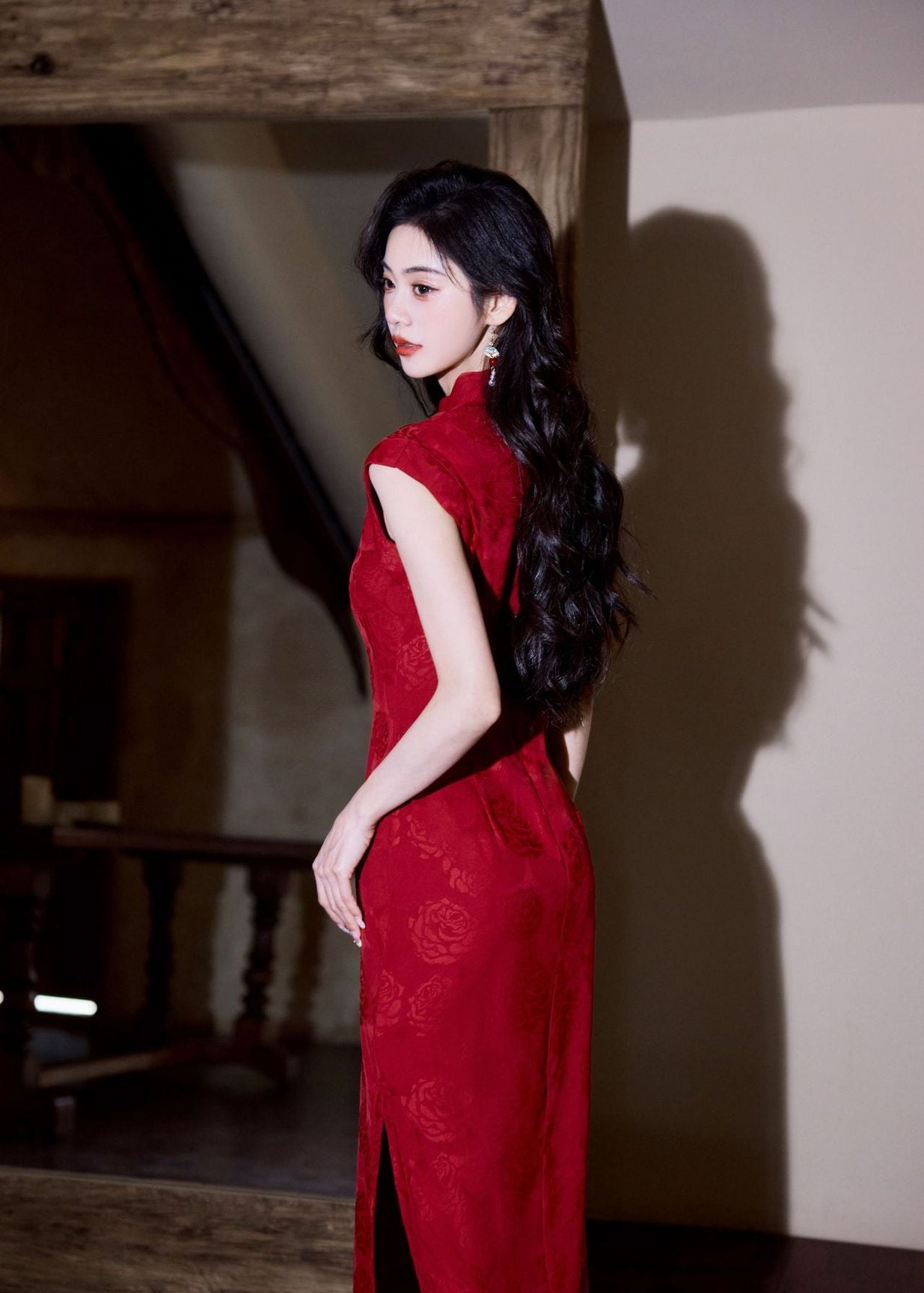 Modern Red Rose Jacquard Sleeveless Qipao | Slim Mandarin Maxi