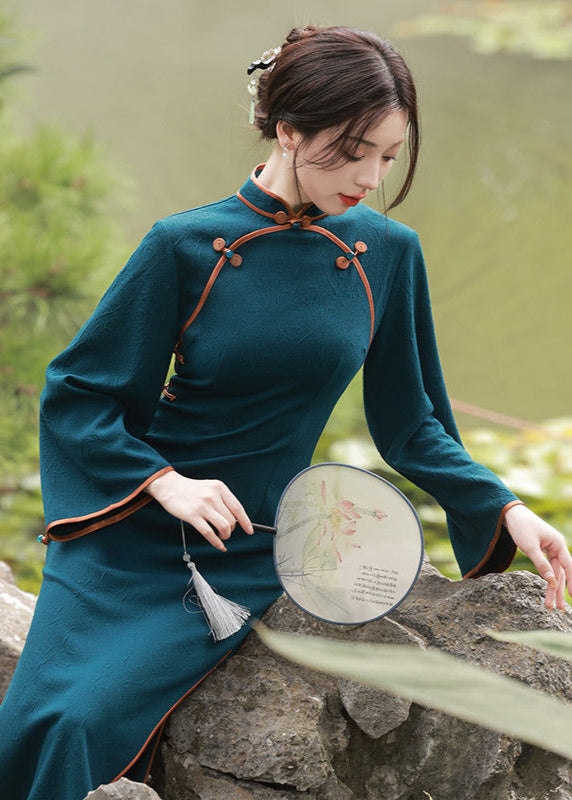 优雅的蓝绿色中式旗袍,复古长款喇叭袖旗袍,适合汉服造型