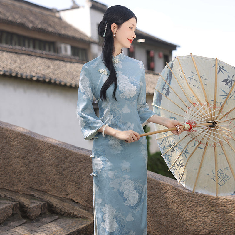优雅的蓝色碎花旗袍——完美契合传统汉服风格