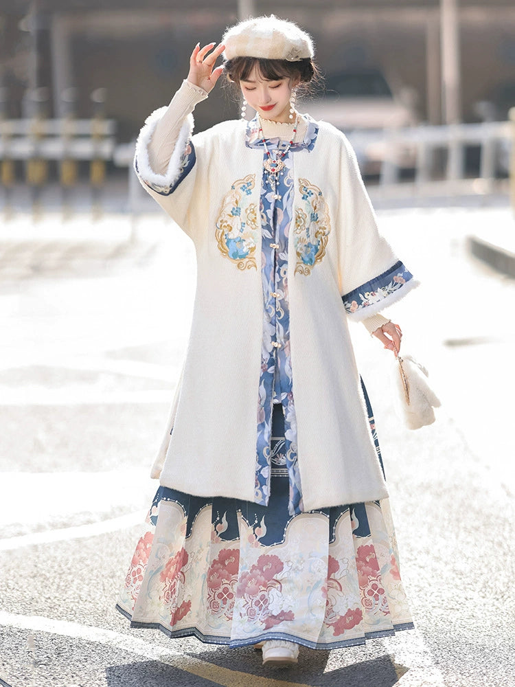 Elegant Embroidered Hanfu Wool Coat with Fur Trim – Traditional Chinese Winter Overcoat
