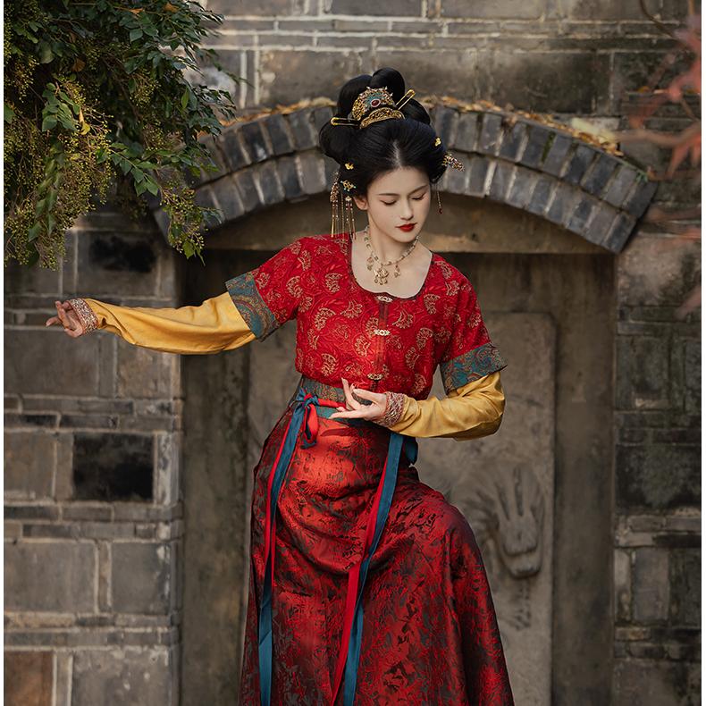优雅红色花卉图案汉服配腰带