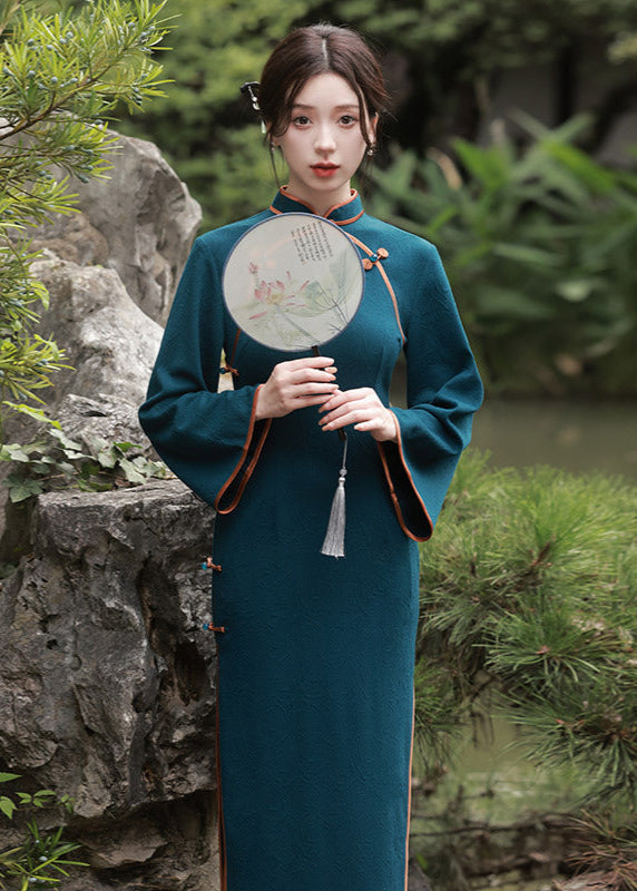 优雅的蓝绿色中式旗袍,复古长款喇叭袖旗袍,适合汉服造型