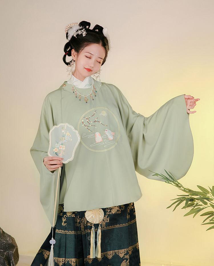Elegant Embroidered Hanfu Set – Traditional Chinese Robe & Skirt for Women