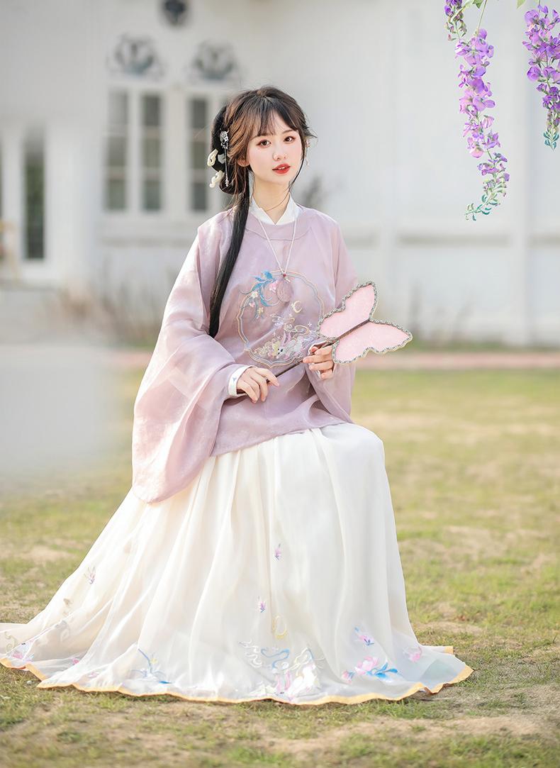 Elegant Embroidered Hanfu Set – Traditional Chinese Flowing Sleeves Outfit