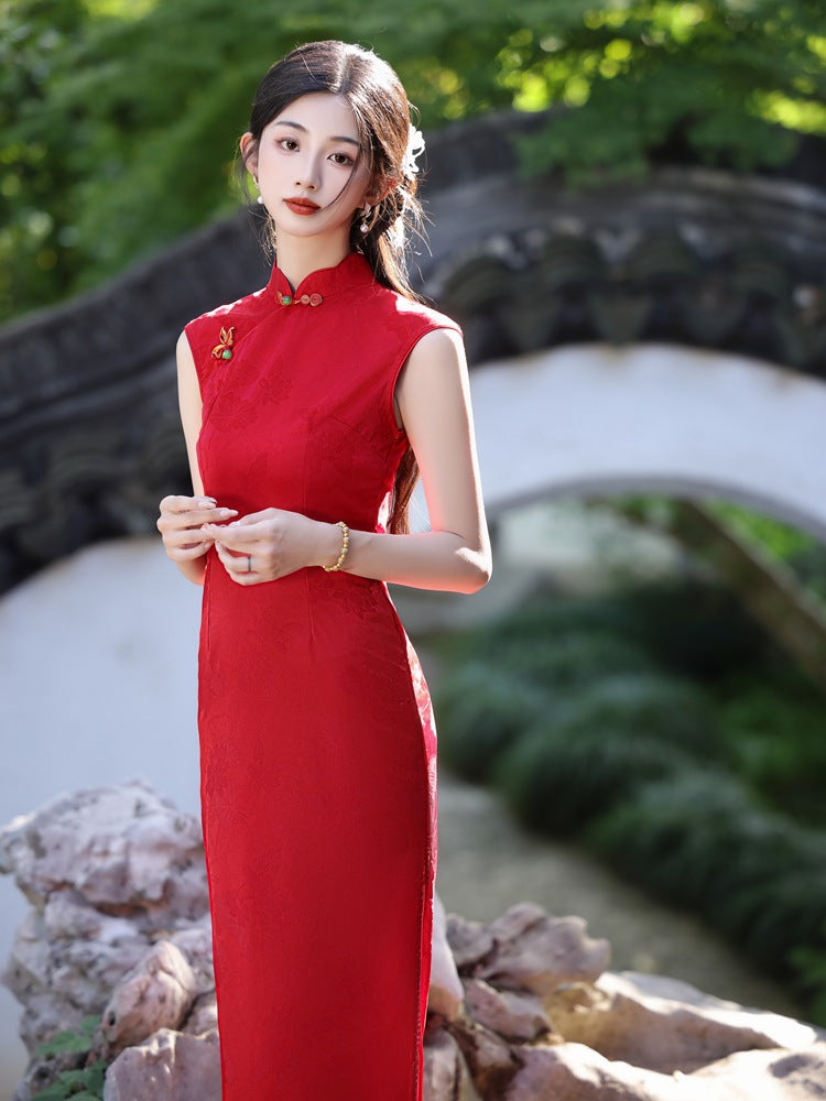 Scarlet Jacquard Qipao | Sleeveless Slim Mandarin Midi