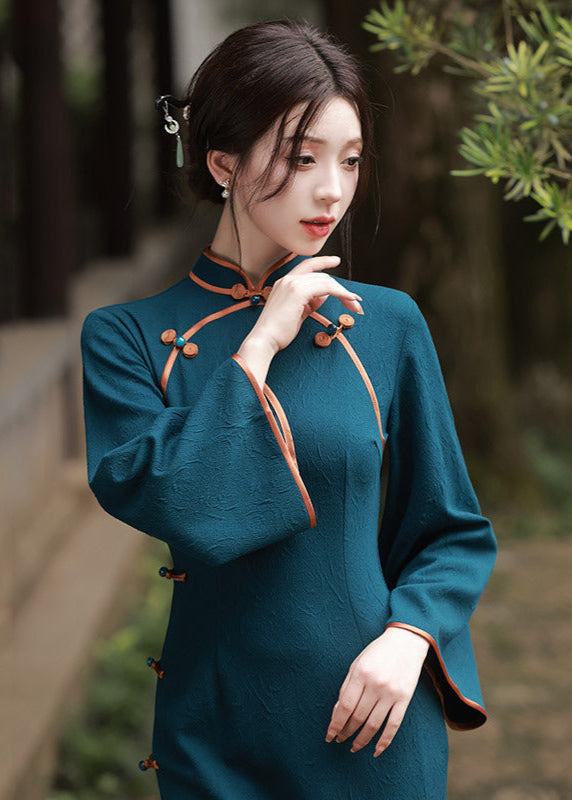 优雅的蓝绿色中式旗袍,复古长款喇叭袖旗袍,适合汉服造型