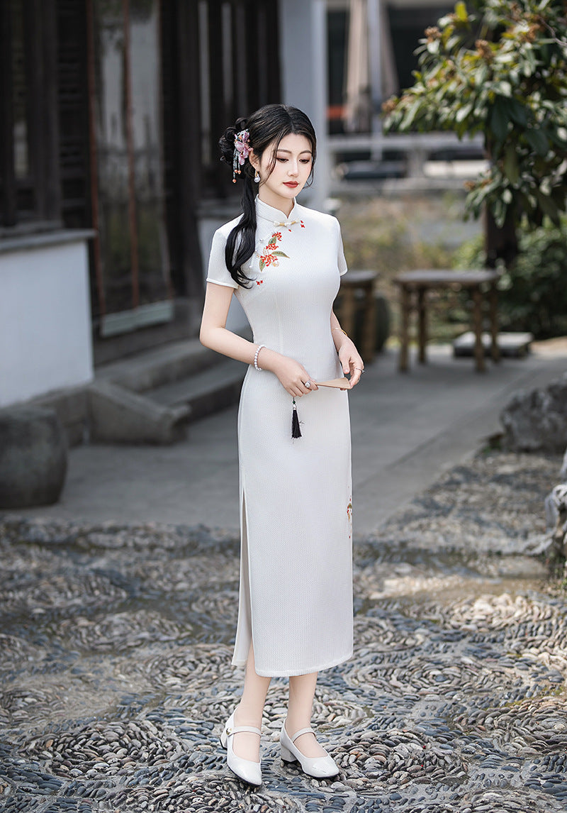 Long Short-Sleeve Embroidered Cheongsam | Slim Mandarin Dress