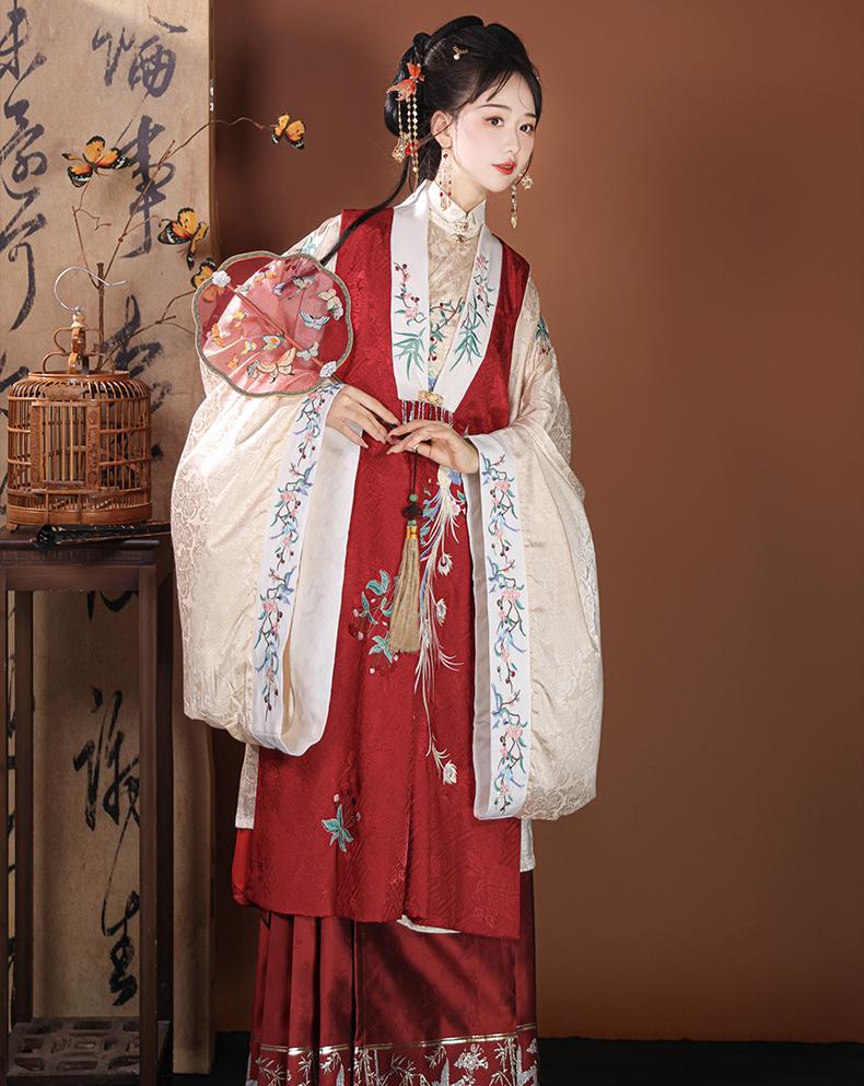 Elegant Embroidered Hanfu Set – Traditional Chinese Dress with Flowing Sleeves