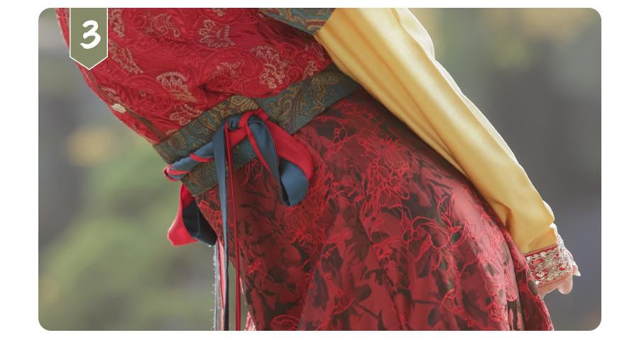 优雅红色花卉图案汉服配腰带