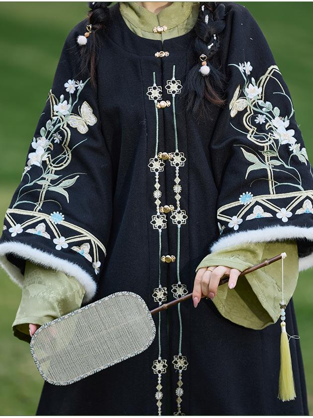 Elegant Traditional Hanfu Dress with Floral Embroidery and Black Cloak
