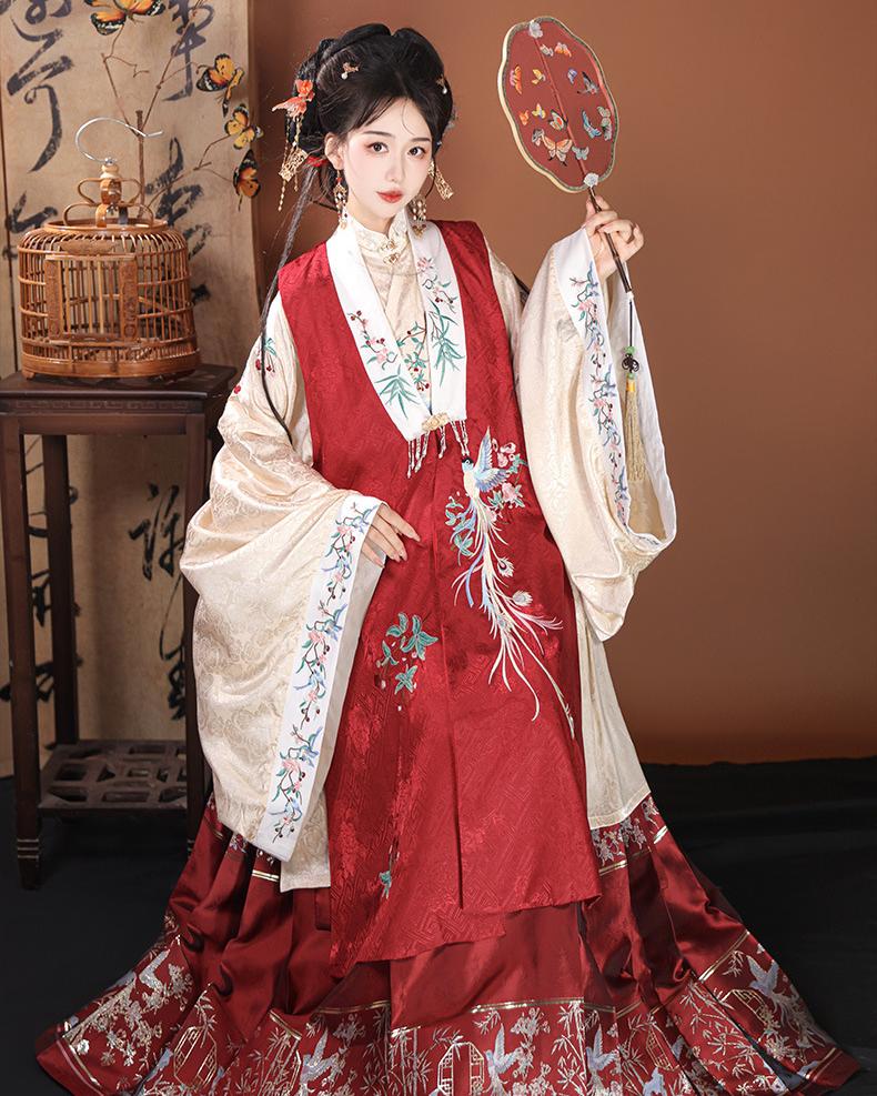 Elegant Embroidered Hanfu Set – Traditional Chinese Dress with Flowing Sleeves