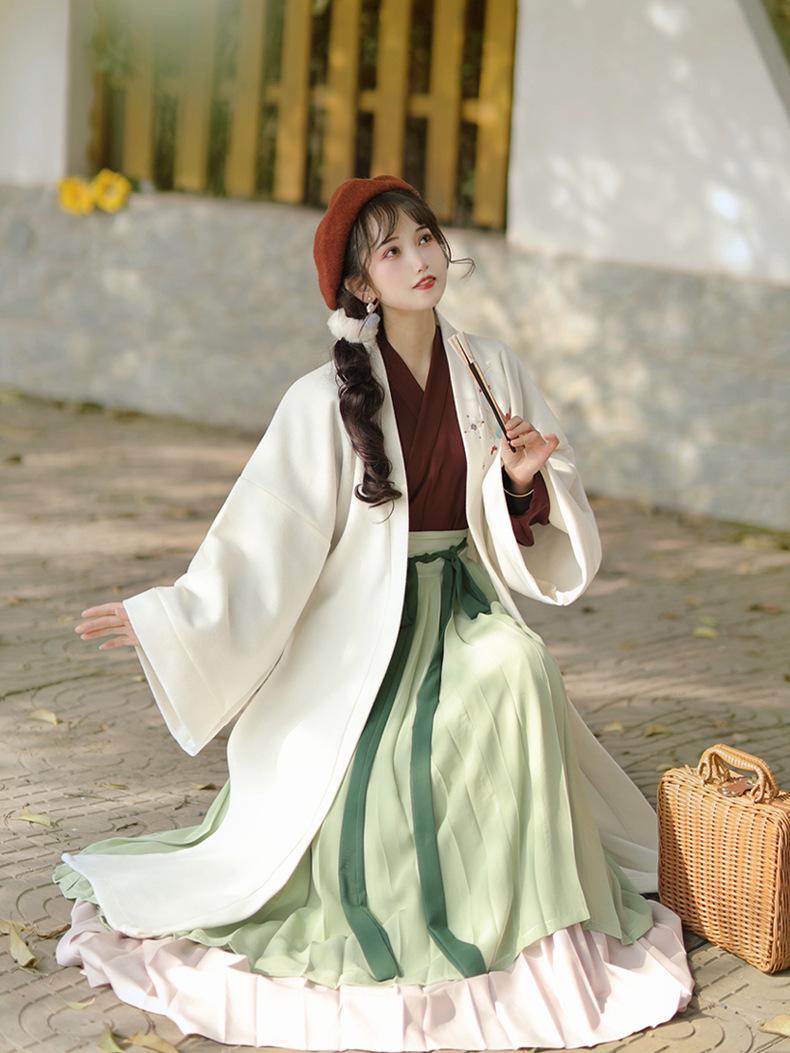 Traditional Chinese Hanfu Set – Elegant Green Pleated Skirt with Burgundy Top